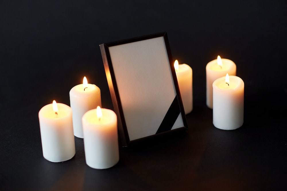 Plaque funéraire : comprendre les différentes finitions pour un hommage esthétique et raffiné