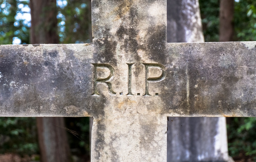 Plaque funéraire : comment bien comprendre les différentes finitions pour un hommage esthétique et raffiné ?