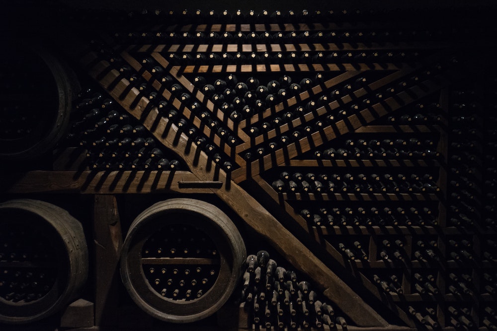 Stratégies d'investissement dans le vin : comment maximiser son retour sur investissement ?