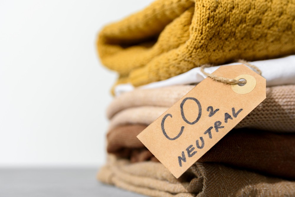 L'utilité des étiquettes vêtements : un enjeu de taille pour les consommateurs et les marques